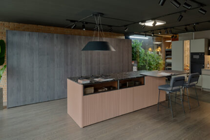 Bucătărie italiană lux coloane antracit insulă roz mat — stoc Milano reducere