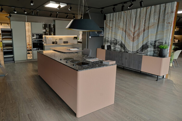 Bucătărie italiană lux coloane antracit insulă roz mat — stoc Milano reducere