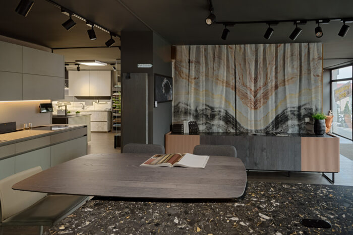 Bucătărie italiană lux coloane antracit insulă roz mat — stoc Milano reducere