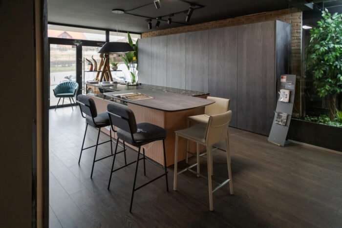 Bucătărie italiană lux coloane antracit insulă roz mat — stoc Milano reducere