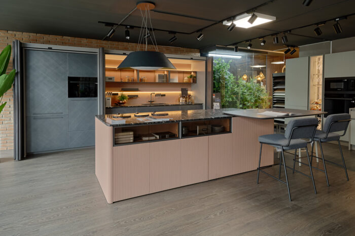 Bucătărie italiană lux coloane antracit insulă roz mat — stoc Milano reducere