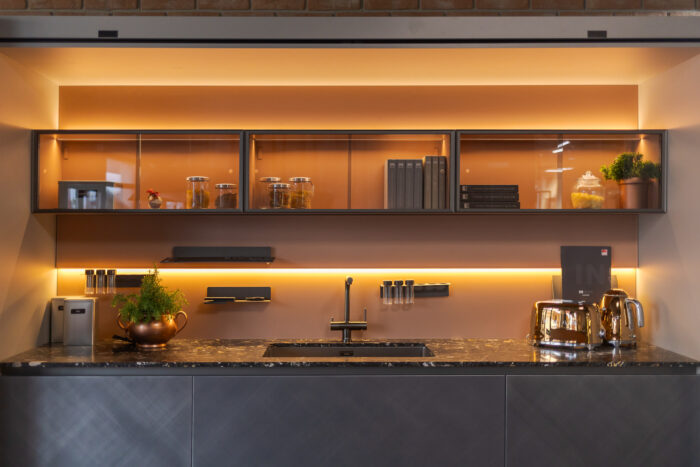 Bucătărie italiană lux coloane antracit insulă roz mat — stoc Milano reducere