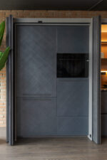 Bucătărie italiană lux coloane antracit insulă roz mat — stoc Milano reducere