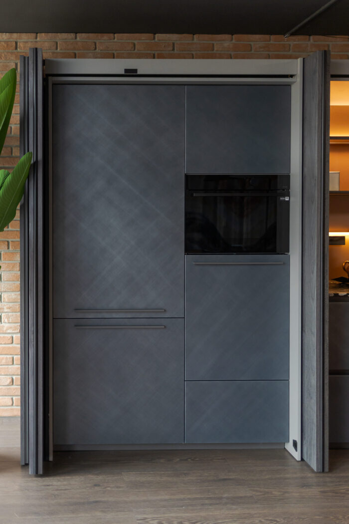 Bucătărie italiană lux coloane antracit insulă roz mat — stoc Milano reducere