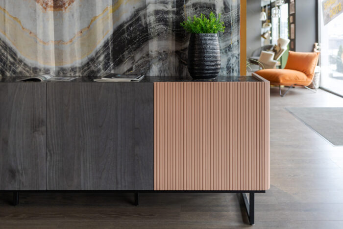 Bucătărie italiană lux coloane antracit insulă roz mat — stoc Milano reducere