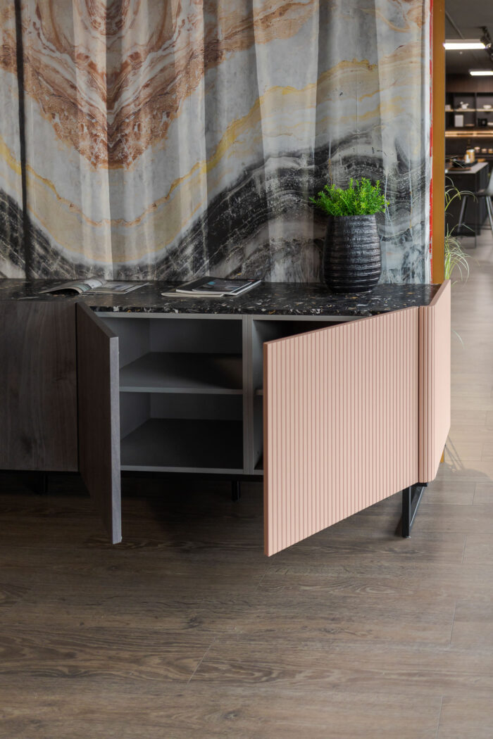 Bucătărie italiană lux coloane antracit insulă roz mat — stoc Milano reducere