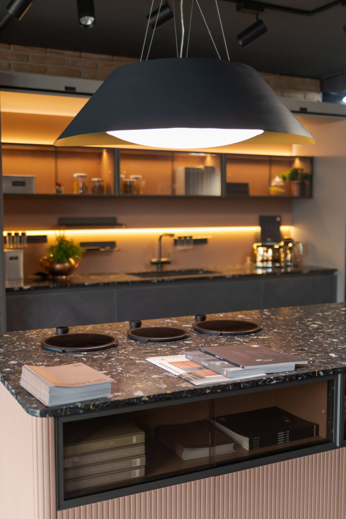 Bucătărie italiană lux coloane antracit insulă roz mat — stoc Milano reducere