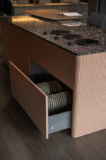 Bucătărie italiană lux coloane antracit insulă roz mat — stoc Milano reducere