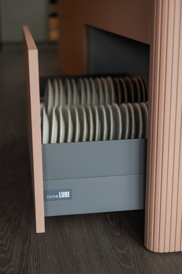 Bucătărie italiană lux coloane antracit insulă roz mat — stoc Milano reducere