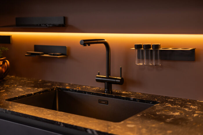 Bucătărie italiană lux coloane antracit insulă roz mat — stoc Milano reducere