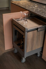 Bucătărie italiană lux coloane antracit insulă roz mat — stoc Milano reducere