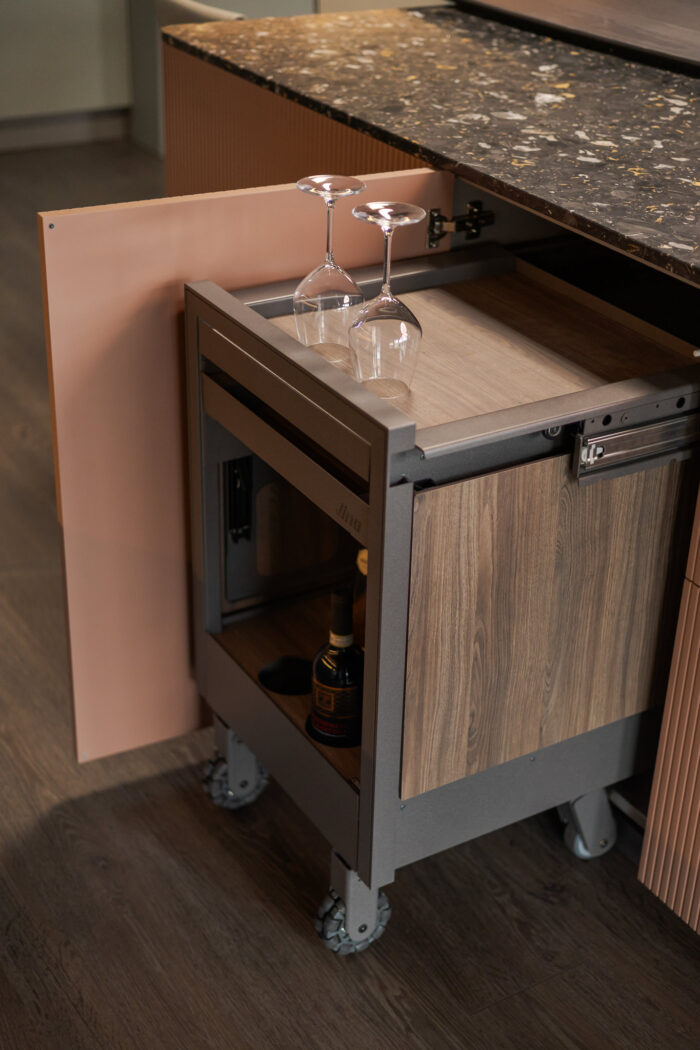 Bucătărie italiană lux coloane antracit insulă roz mat — stoc Milano reducere