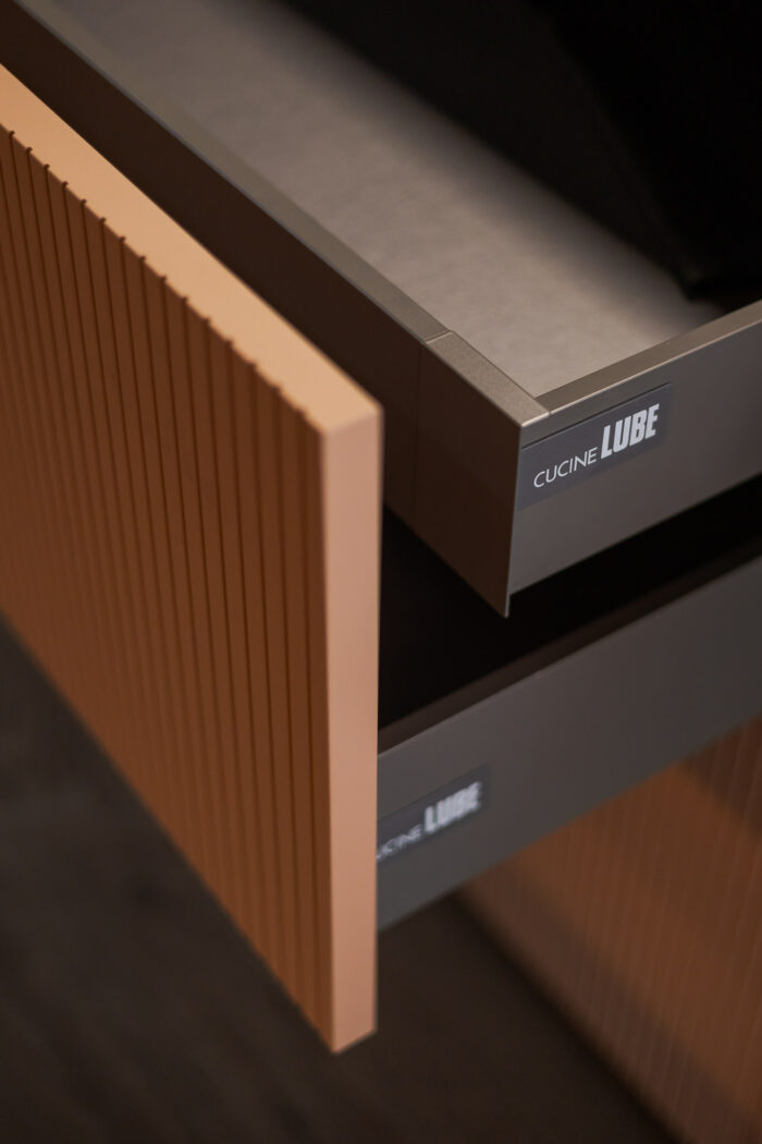 Bucătărie italiană lux coloane antracit insulă roz mat — stoc Milano reducere