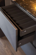 Bucătărie italiană lux coloane antracit insulă roz mat — stoc Milano reducere