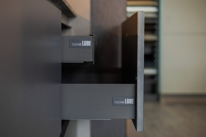 Bucătărie italiană lux coloane antracit insulă roz mat — stoc Milano reducere