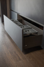 Bucătărie italiană lux coloane antracit insulă roz mat — stoc Milano reducere