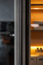 Bucătărie italiană lux coloane antracit insulă roz mat — stoc Milano reducere