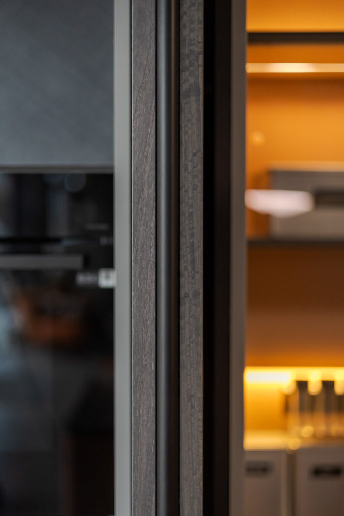 Bucătărie italiană lux coloane antracit insulă roz mat — stoc Milano reducere