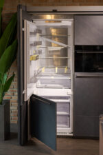 Bucătărie italiană lux coloane antracit insulă roz mat — stoc Milano reducere