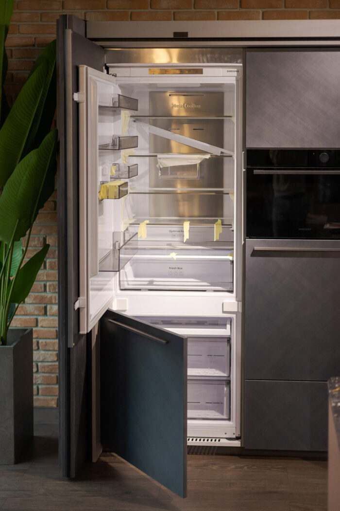 Bucătărie italiană lux coloane antracit insulă roz mat — stoc Milano reducere