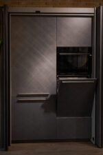 Bucătărie italiană lux coloane antracit insulă roz mat — stoc Milano reducere