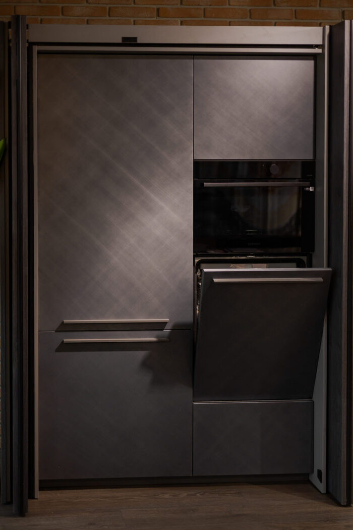 Bucătărie italiană lux coloane antracit insulă roz mat — stoc Milano reducere