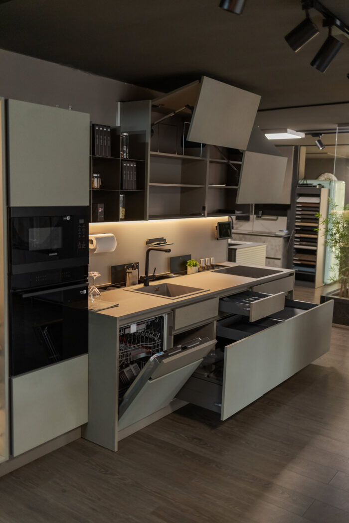 Bucătărie italiană fronturi Mathera crem gri piatră — stoc Milano reducere