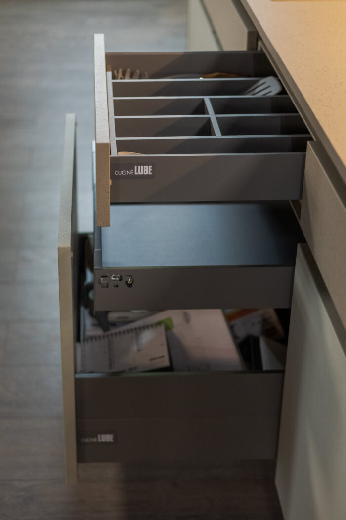 Bucătărie italiană fronturi Mathera crem gri piatră — stoc Milano reducere