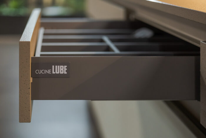 Bucătărie italiană fronturi Mathera crem gri piatră — stoc Milano reducere