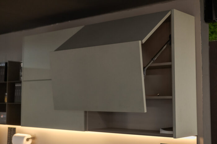 Bucătărie italiană fronturi Mathera crem gri piatră — stoc Milano reducere