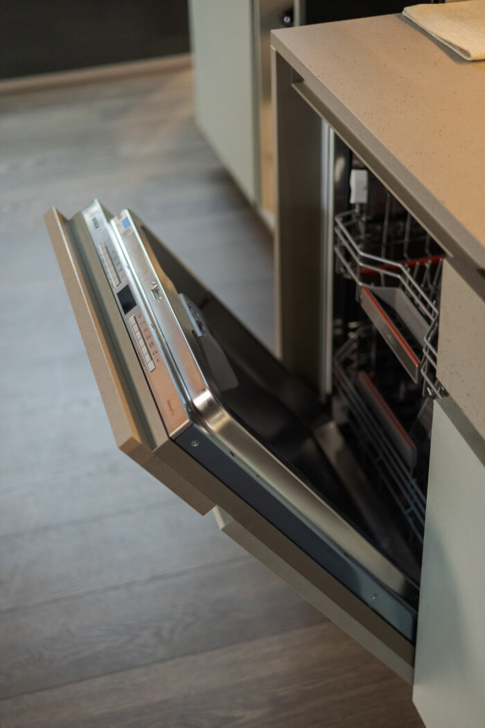 Bucătărie italiană fronturi Mathera crem gri piatră — stoc Milano reducere