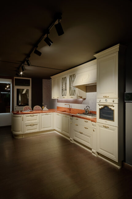 Bucătărie italiană clasică lemn masiv marmură mânere aurii — stoc Milano reducere