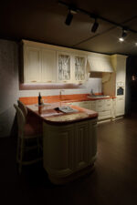 Bucătărie italiană clasică lemn masiv marmură mânere aurii — stoc Milano reducere