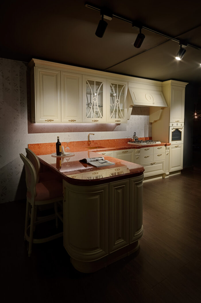 Bucătărie italiană clasică lemn masiv marmură mânere aurii — stoc Milano reducere