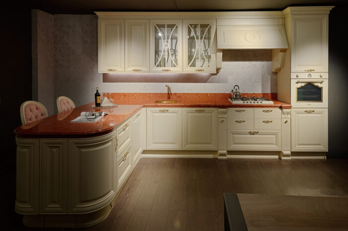 Bucătărie italiană clasică lemn masiv marmură mânere aurii — stoc Milano reducere