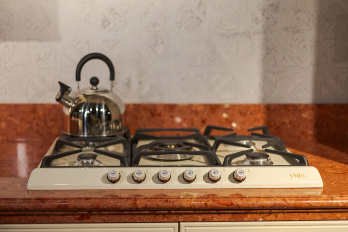 Bucătărie italiană clasică lemn masiv marmură mânere aurii — stoc Milano reducere