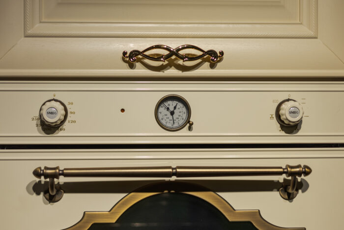 Bucătărie italiană clasică lemn masiv marmură mânere aurii — stoc Milano reducere