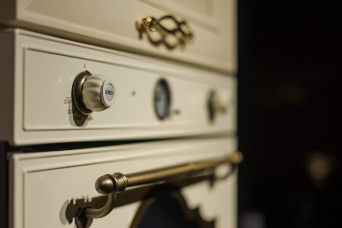 Bucătărie italiană clasică lemn masiv marmură mânere aurii — stoc Milano reducere