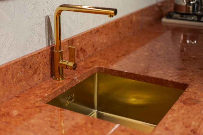 Bucătărie italiană clasică lemn masiv marmură mânere aurii — stoc Milano reducere