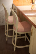 Bucătărie italiană clasică lemn masiv marmură mânere aurii — stoc Milano reducere