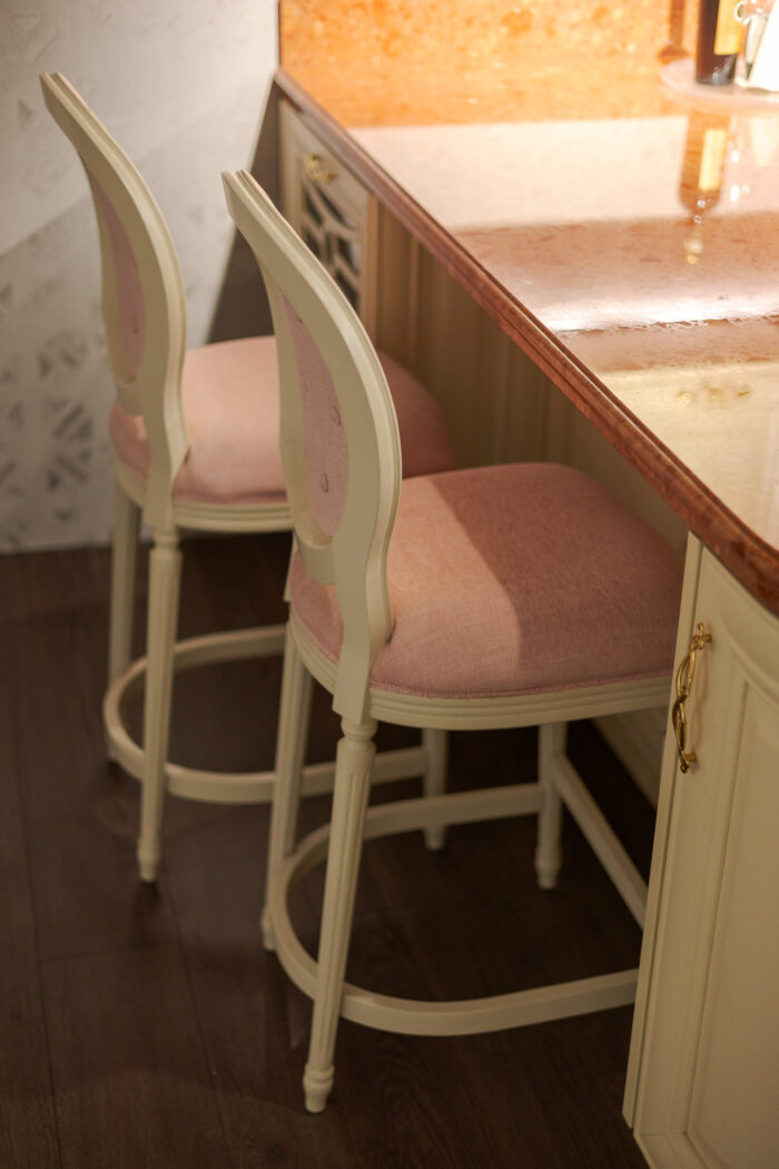 Bucătărie italiană clasică lemn masiv marmură mânere aurii — stoc Milano reducere