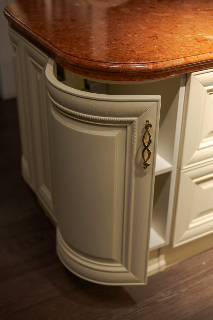 Bucătărie italiană clasică lemn masiv marmură mânere aurii — stoc Milano reducere