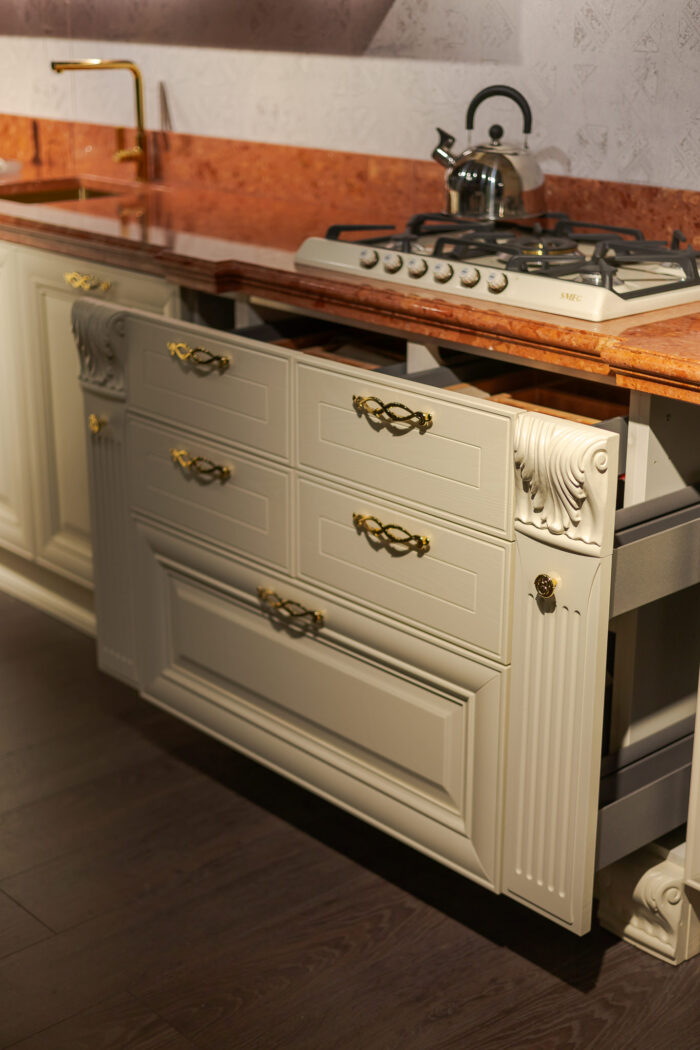 Bucătărie italiană clasică lemn masiv marmură mânere aurii — stoc Milano reducere