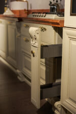 Bucătărie italiană clasică lemn masiv marmură mânere aurii — stoc Milano reducere