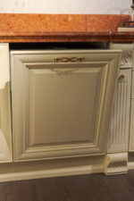 Bucătărie italiană clasică lemn masiv marmură mânere aurii — stoc Milano reducere