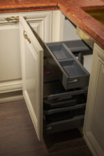 Bucătărie italiană clasică lemn masiv marmură mânere aurii — stoc Milano reducere