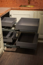 Bucătărie italiană clasică lemn masiv marmură mânere aurii — stoc Milano reducere