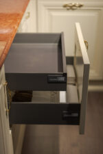 Bucătărie italiană clasică lemn masiv marmură mânere aurii — stoc Milano reducere