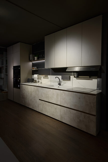 Bucătărie italiană melaminat Rigato blat Calacatta — stoc Milano reducere