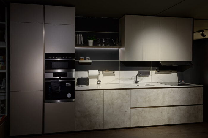 Bucătărie italiană melaminat Rigato blat Calacatta — stoc Milano reducere